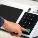 Foto mostra pessoa apertando "confirma" em urna eletrônica - candidatos - levantamento para a Prefeitura de São Paulo - pl