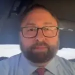 O estrategista político Jason Miller trabalhou na campanha de Donald Trump | Foto: Reprodução/YouTube