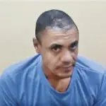 Imagem de Adélio Bispo, responsável por tentar assassinar o ex-presidente Jair Bolsonaro. Ele aparece de camiseta azul, olhando de soslaio para a câmera - adelismo judicial