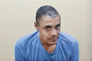 Imagem de Adélio Bispo, responsável por tentar assassinar o ex-presidente Jair Bolsonaro. Ele aparece de camiseta azul, olhando de soslaio para a câmera - adelismo judicial