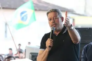 Governistas querem manter Lira na presidência da Câmara
