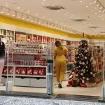 Comércio com decoração de Natal na rua São Bento, no centro de São Paulo