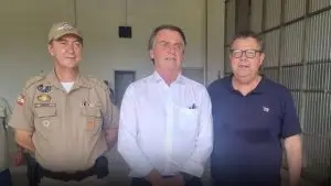 Presidente Jair Bolsonaro e deputado Coronel Armando (de azul)