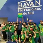 Presidente Jair Bolsonaro e funcionários de uma loja da Havan
