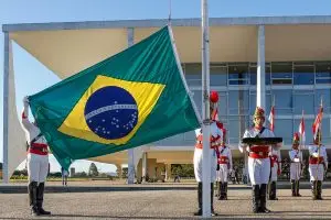 Quando um decreto de luto está em vigor, bandeira do Brasil fica a meio mastro