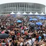 Bloco Babydoll de Nylon lota área externa do estádio Mané Garrincha no Carnaval 2019
