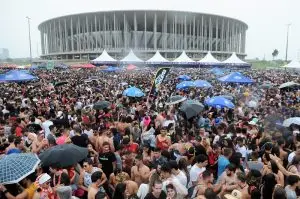 Bloco Babydoll de Nylon lota área externa do estádio Mané Garrincha no Carnaval 2019