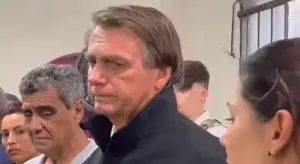 Presidente Jair Bolsonaro no velório de sua mãe