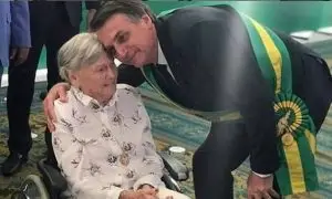 Presidente Jair Bolsonaro ao lado de sua mãe no dia de sua posse