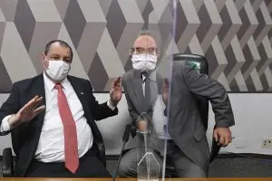 Senadores Omar Aziz e Renan Calheiros