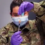 Militar do Exército dos Estados Unidos prepara dose de vacina