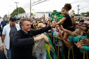 Presidente Jair Bolsonaro cumprimenta populares em sua chegada a Porto Velho
