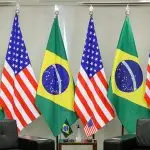 Bandeiras do Brasil e dos Estados Unidos