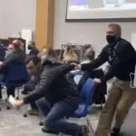 Pai sem máscara é expulso de reunião escolar norte-americana