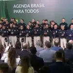 Presidente Jair Bolsonaro e policiais federais