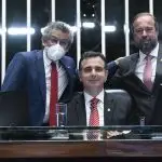 Senador Paulo Rocha (PT), autor do projeto; presidente do Senado, Rodrigo Pacheco (PSD-MG); e Alexandre Silveira (PSD-MG), relator