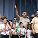 Presidente Jair Bolsonaro ao lado de crianças