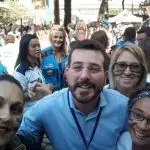 Ao centro, secretário municipal de Saúde do Rio de Janeiro, Daniel Soranz