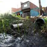 Falta de saneamento básico no bairro Sítio São Francisco, em Guarulhos (SP), esgoto cai em rio