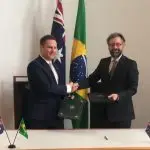 Representantes da Austrália e do Brasil assinam acordo