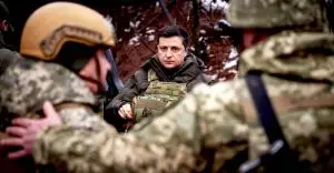 Volodymyr Zelenskiy encontra tropas ucranianas na linha de frente