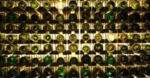Garrafas de vinho empilhadas em uma adega