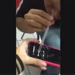 alunos cheirando pó de corretivo na escola