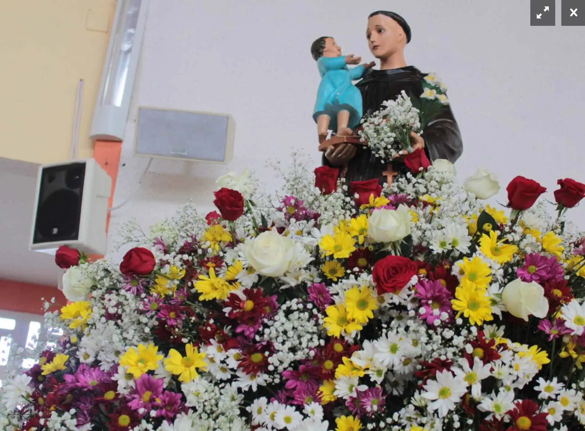 Flores decoram imagem de um santo católico