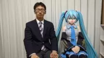 homem casado com holograma