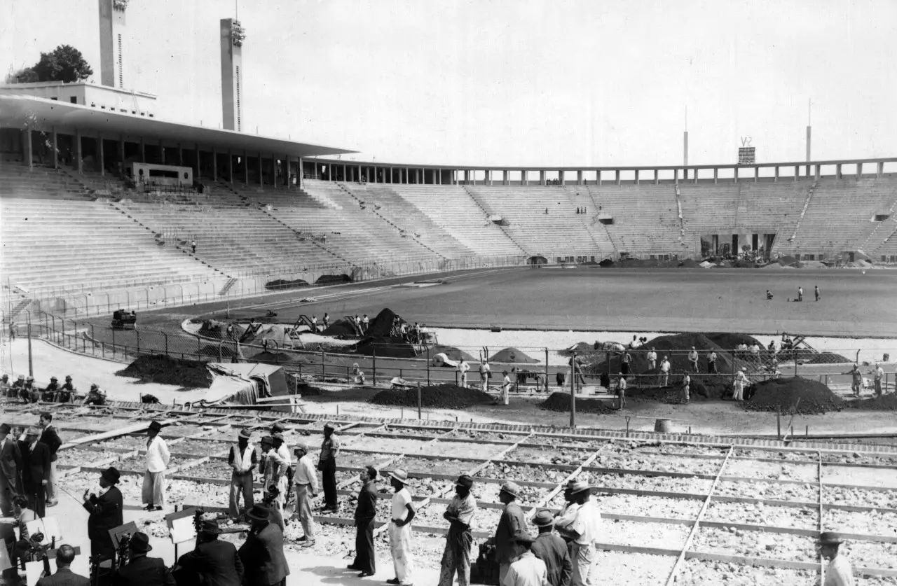 O Pacaembu, durante sua construção, localizado na praça Charles Miller, que foi renomeada em homenagem ao homem que difundiu o futebol no Brasil.