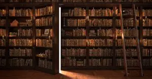Uma biblioteca escura, com uma escada para alcançar as estantes e uma porta aberta