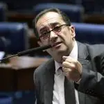 Jorge Kajuru, de terno, em discurso no plenário do Senado Federal