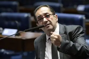 Jorge Kajuru, de terno, em discurso no plenário do Senado Federal