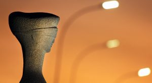 Detalhe da estátua da Justiça ao anoitecer