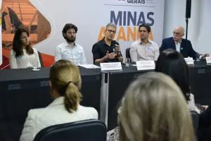 Ao centro, governador de Minas Gerais, Romeu Zema