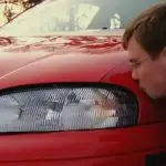 homem engata namoro com carro