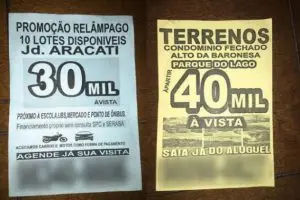 Anúncios de imóveis em construções ilegais costumam ser vistos em terminais de ônibus próximos à Guarapiranga