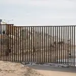 Cerca entre os EUA e o México ao longo do Oceano Pacífico, ao sul de San Diego, Califórnia