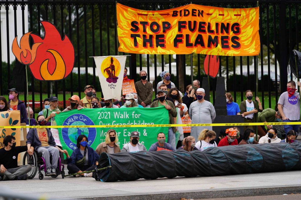 Manifestantes pedindo ao presidente Biden que declarasse uma crise climática
