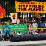 Manifestantes pedindo ao presidente Biden que declarasse uma crise climática