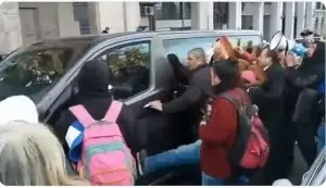 Carro com ministro da Argentina é alvo de ataques