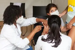 Baixa vacinação infantil coloca em risco controle de doenças graves