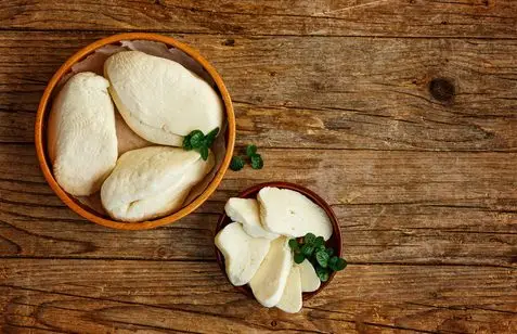 Queijo Halloumi continua popular no Mediterrâneo Oriental