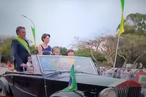 Em carro aberto, Bolsonaro desfila pela Esplanada