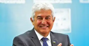 Senador Marcos Pontes de terno cinza e camisa branca