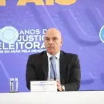 A servidora que teria recebido um e-mail com informações a respeito de fraudes em inserções de propagandas eleitorais em rádios da região Norte e Nordeste é casada com o ex-chefe de Gabinete do presidente do Tribunal Superior Eleitoral (TSE), Alexandre de Mores.