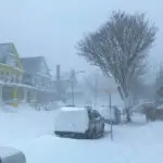 Rua coberta de neve em Buffalo, Nova Iorque, durante a tempestade Elliot, a pior nevasca da história da comunidade | Foto: Wikimedia Commons
