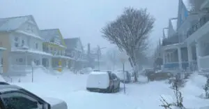 Rua coberta de neve em Buffalo, Nova Iorque, durante a tempestade Elliot, a pior nevasca da história da comunidade | Foto: Wikimedia Commons