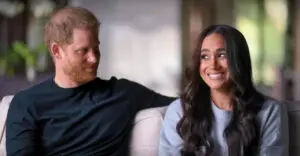 o relacionamento de Harry com a família real permanece tenso, com uma ausência de comunicação com o rei Charles III