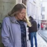 Inglesa presa rezava